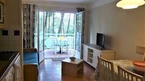 Télévision, table de tennis de table, livres