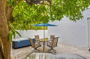 Outdoor dining - UP TO 16 GUESTS! MODERN HOUSE NEAR WYNWOOD (Miami)