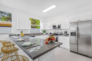 Réfrigérateur, four à micro-ondes, un four, surface de cuisson