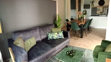 Domus 4+2 | Living area | 32-inch flat-screen TV with digital channels, TV
