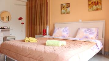 3 bedrooms, iron/ironing board, travel crib, free WiFi