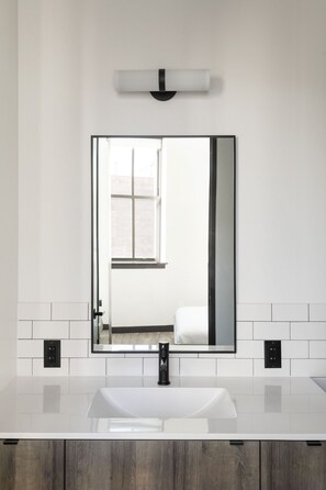 Combined shower/tub, designer toiletries, hair dryer, towels