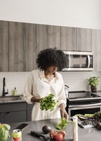 Täysikokoinen jääkaappi, mikroaaltouuni, uuni, liesi