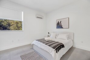 5 bedrooms, free WiFi, bed sheets - UP TO 12 GUESTS! Modern house near Wynwood (Miami)