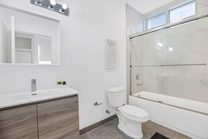 Bathtub, hair dryer, towels, soap - UP TO 12 GUESTS! Modern house near Wynwood (Miami)