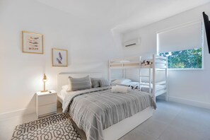 5 bedrooms, free WiFi, bed sheets