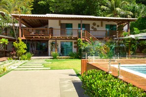 A two-story house with a balcony, a swimming pool, and a well-maintained garden. - Tropical Beach (Porto Seguro)