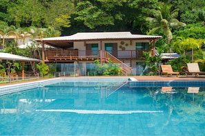 Una piscina al aire libre