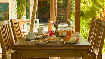 Free daily buffet breakfast