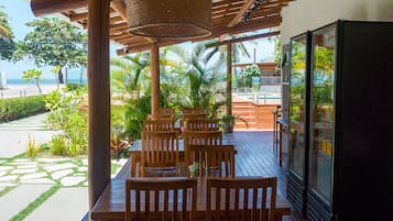 Café da manhã com buffet grátis todos os dias