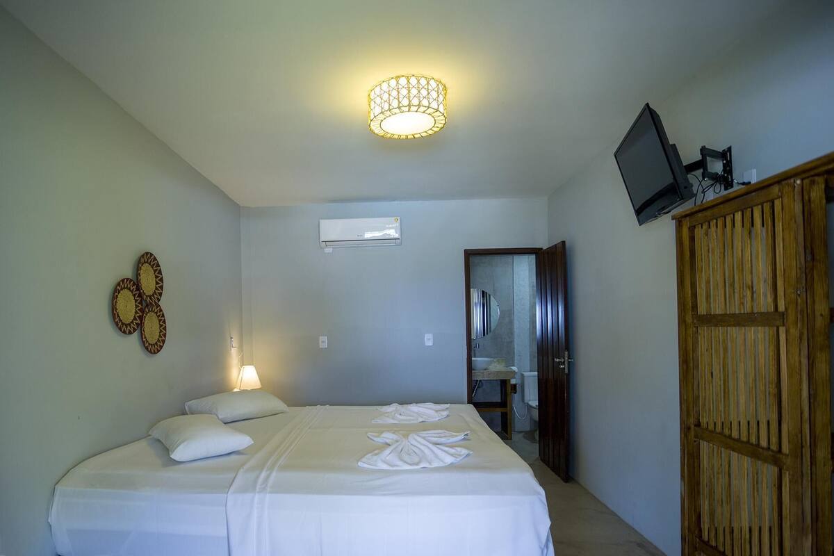 Frigobar, roupa de cama