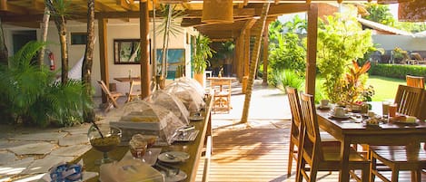 Free daily buffet breakfast