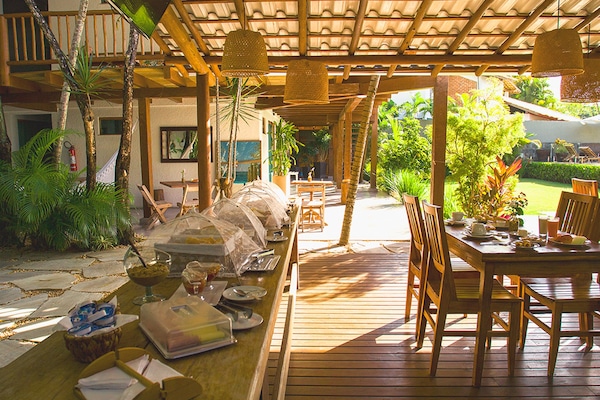 Café da manhã com buffet grátis todos os dias