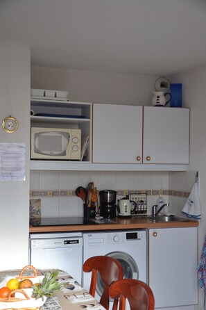 Réfrigérateur, micro-ondes, four, plaque de cuisson
