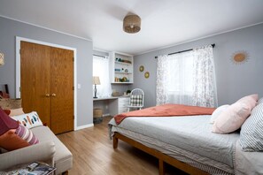 2 bedrooms, desk, iron/ironing board, travel cot - Beautiful King bed Farmhouse in Hudsonville MI (Hudsonville)