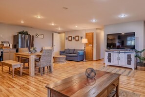 Televisión, chimenea y videojuegos