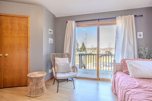 4 bedrooms, desk, iron/ironing board, travel crib