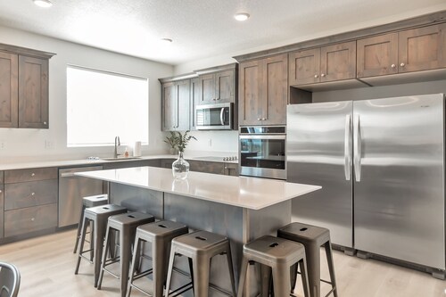 Brand new 9 bed 6 bath house with beautiful lake view and pickleball sport court