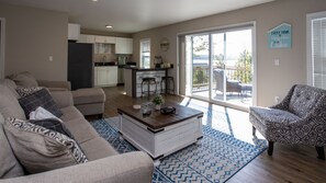 TV, fireplace - Moxie on the Lake: Relaxing Pet Friendly Seneca Lake Getaway! (Lodi)