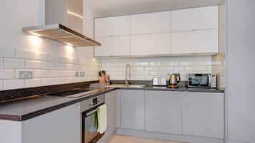 Deluxe-lejlighed | Privat køkken | Køleskab/fryser i fuld størrelse, mikrobølgeovn, ovn, opvaskemaskine