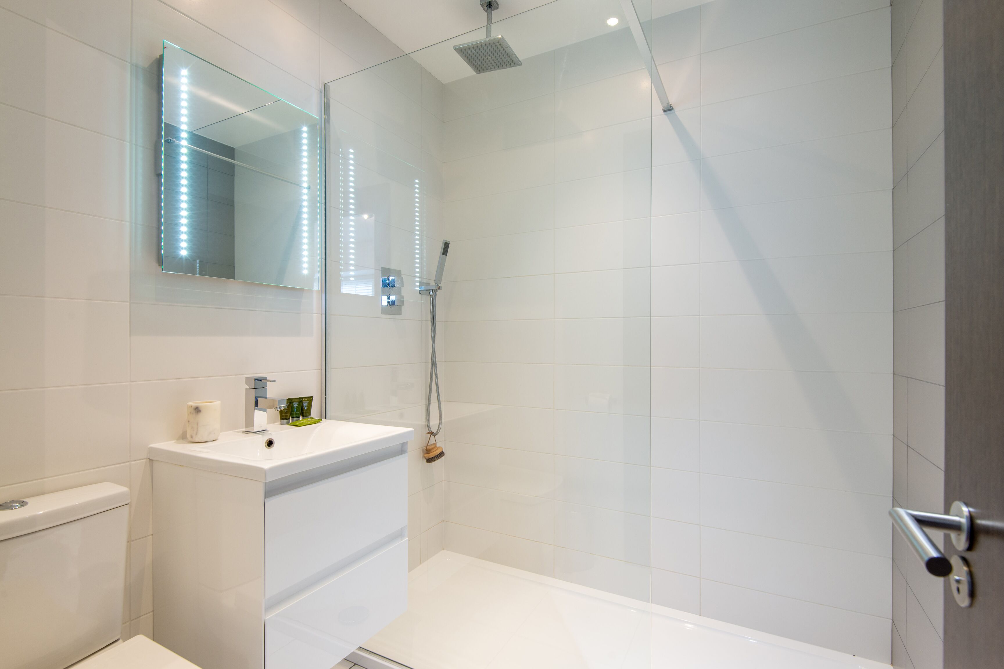 Luksus-lejlighed - 2 soveværelser | Badeværelse | Designertoiletartikler, hårtørrer, håndklæder, Sæbe