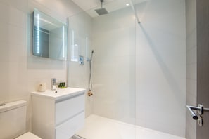 Departamento de lujo, 2 habitaciones | Baño | Amenidades de baño de diseñador, secadora de cabello, toallas, jabón 