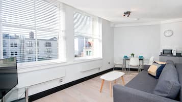 Flat 402 Farringdon Road | Private kitchen | Full-sized fridge, microwave, oven, dishwasher