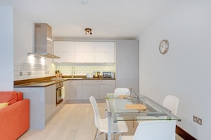Departamento Deluxe | Cocina privada | Refrigerador con congelador, microondas, horno y lavavajillas 
