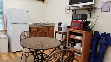 Réfrigérateur, micro-ondes, cafetiÚre/bouilloire, grille-pain