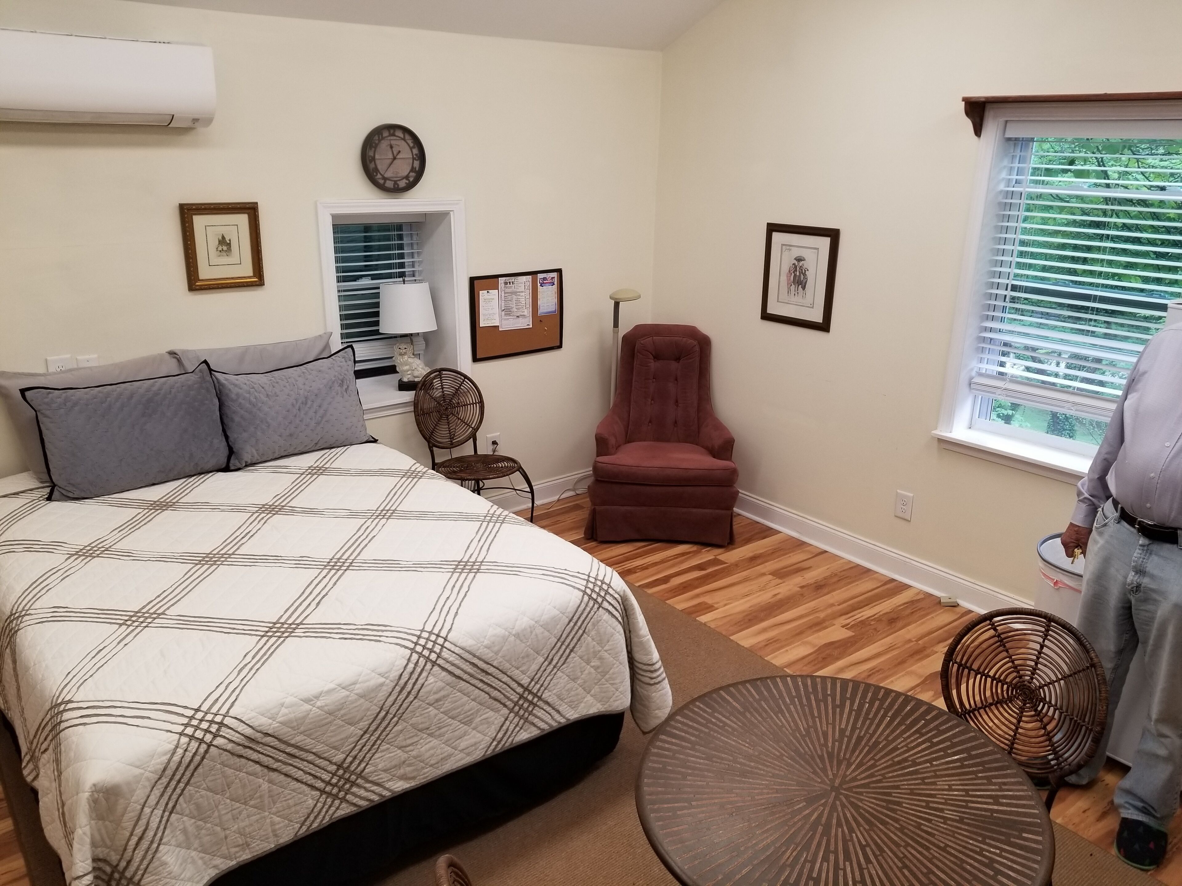 1 bedroom, desk, WiFi, bed sheets