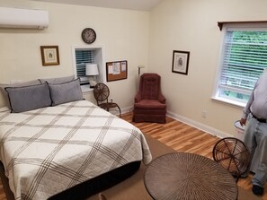 1 bedroom, desk, WiFi, bed sheets