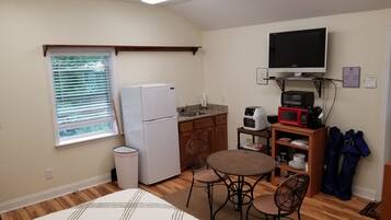 1 bedroom, desk, WiFi, bed sheets