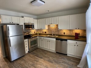 Fridge, microwave, oven, stovetop - Cute corner townhouse near Raleigh, Cary and NC State (Raleigh)