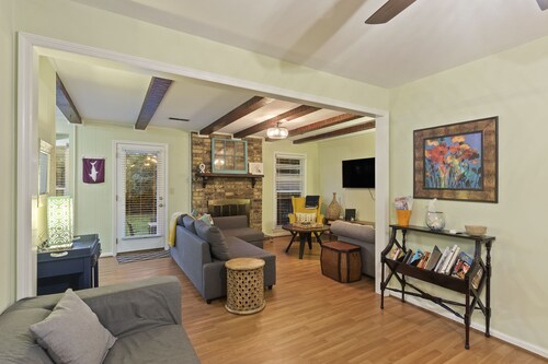 Private Home Near Beaches and Downtown Charleston! Pet friendly! Sleeps 10