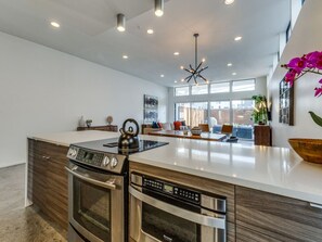 Geladeira, micro-ondas, fog ão, cooktop
