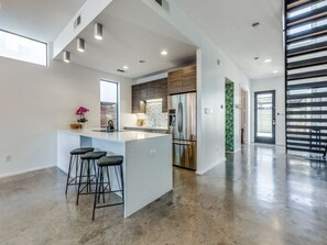 Fridge, microwave, oven, stovetop - Cozy Modern Home + Private Pool + Central Dallas Location (Dallas)