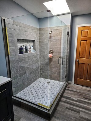 Combined shower/tub, hair dryer, towels, soap