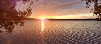 LAKEHOUSE CHALET on Sky Lake, 5 Bed, Majestic Sunsets and Spacious living