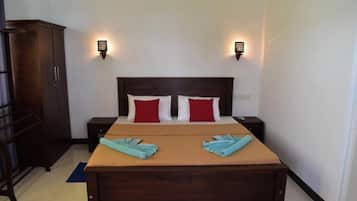 4 bedrooms, desk, iron/ironing board, Internet