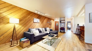 تلفزيون، مدفأة، مكتب