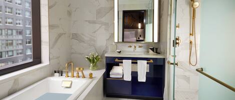 Une salle de bain moderne avec une baignoire, un meuble-lavabo avec un miroir et un espace douche.