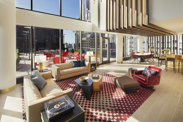 Hochwertige Bettwaren, Minibar, Zimmersafe, Schreibtisch