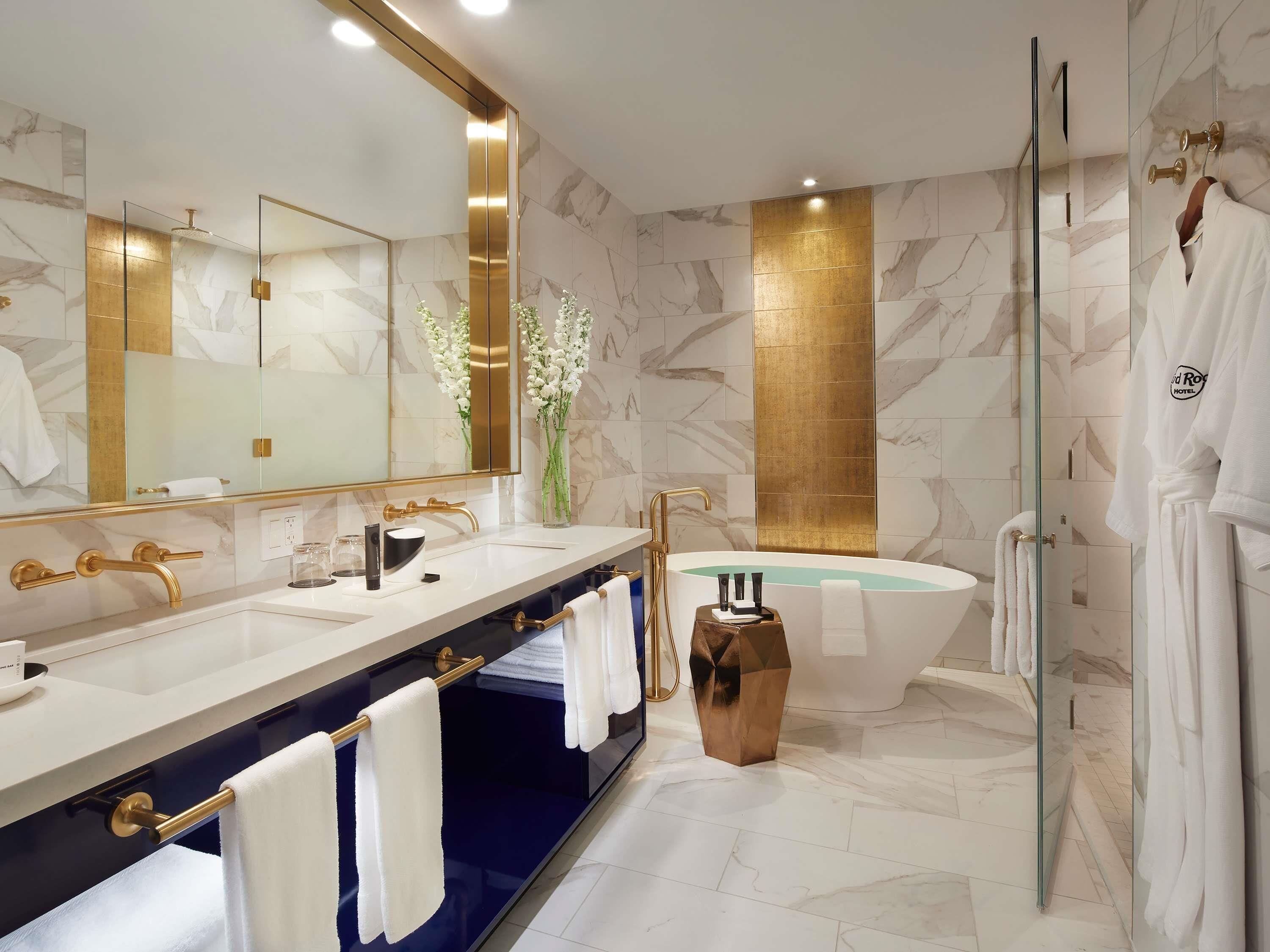 Platinum Suite | Premium bedding, minibar, in-room safe, desk