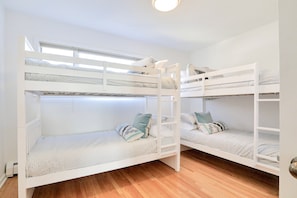 3 bedrooms, iron/ironing board, free WiFi, bed sheets - Cheerful 3 Bedroom Beach Front Cottage with Fireplace (Milford)