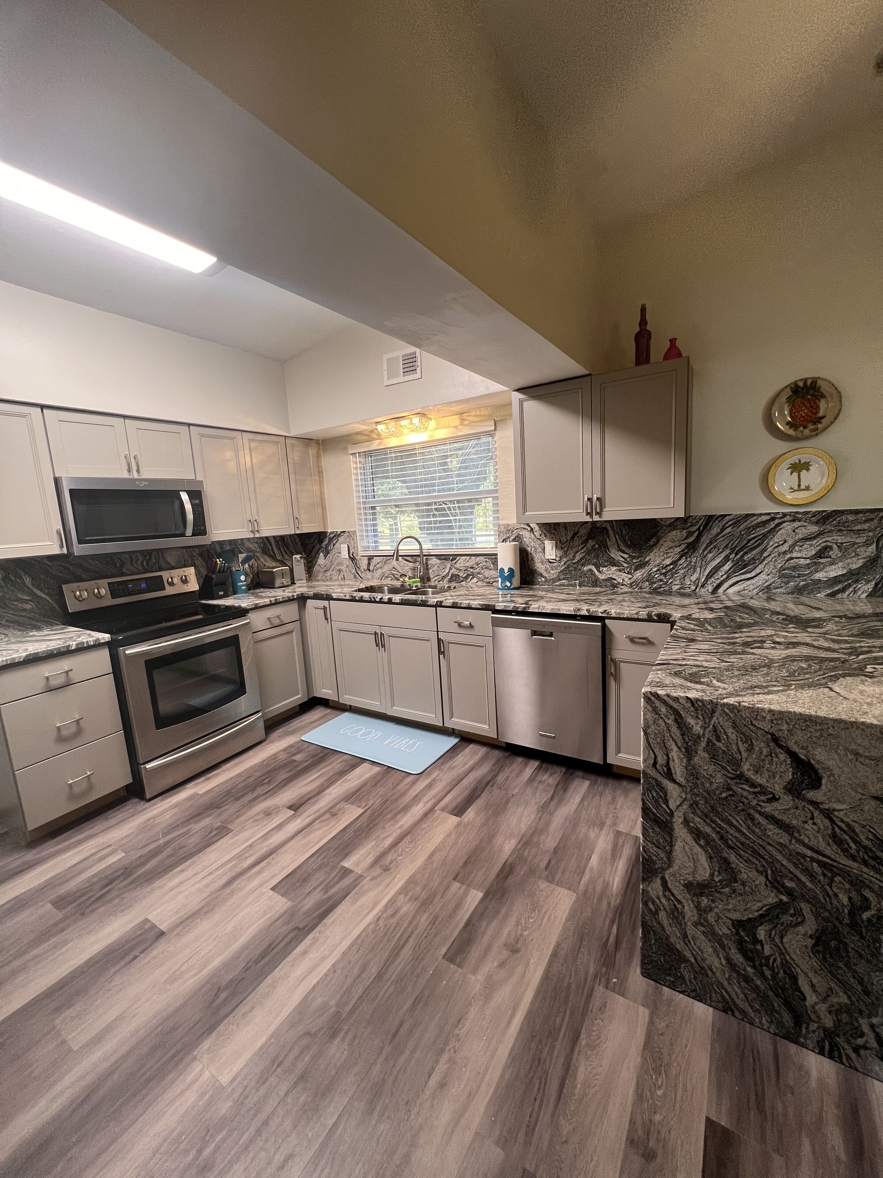 Kjøleskap, mikrobølgeovn, ovn og kokeplater