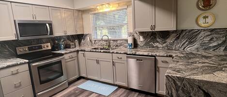 Køleskab, mikrobølgeovn, ovn, kogeplade