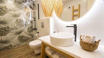 Ducha, cabezal de ducha tipo lluvia, secador de pelo, toallas