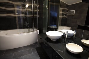 VILLA NATURAL | Badrum | Dusch, regndusch, hårtork och handdukar