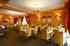 Daily continental breakfast (EUR 5 per person)