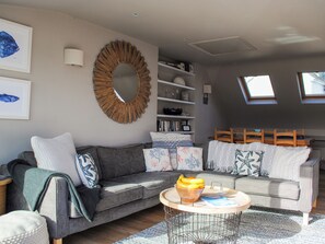 Cottage | Living area - Higher Cliftonville (Dorking)